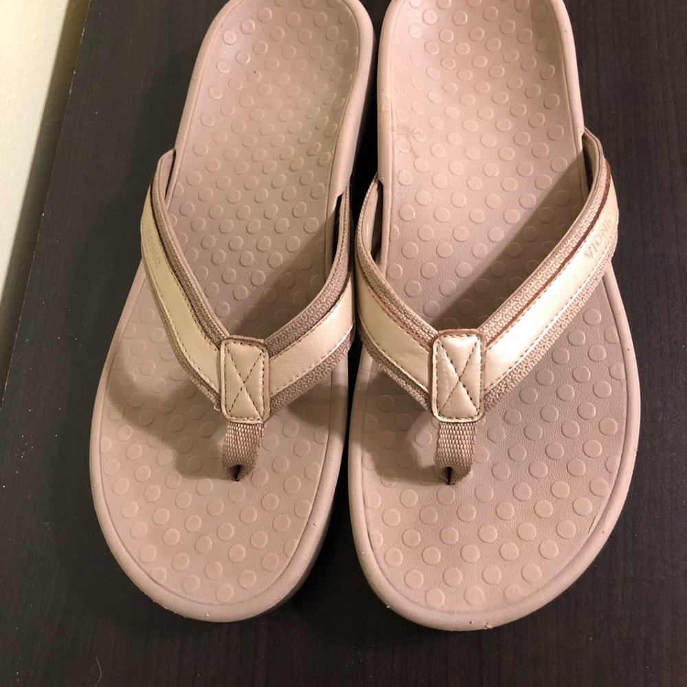 EUC Gold Vionic Sandals size 8